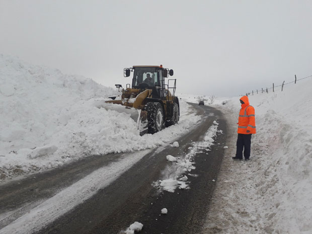 На Пештеру већина села и даље завејана, све очи упрте у путаре и небо 